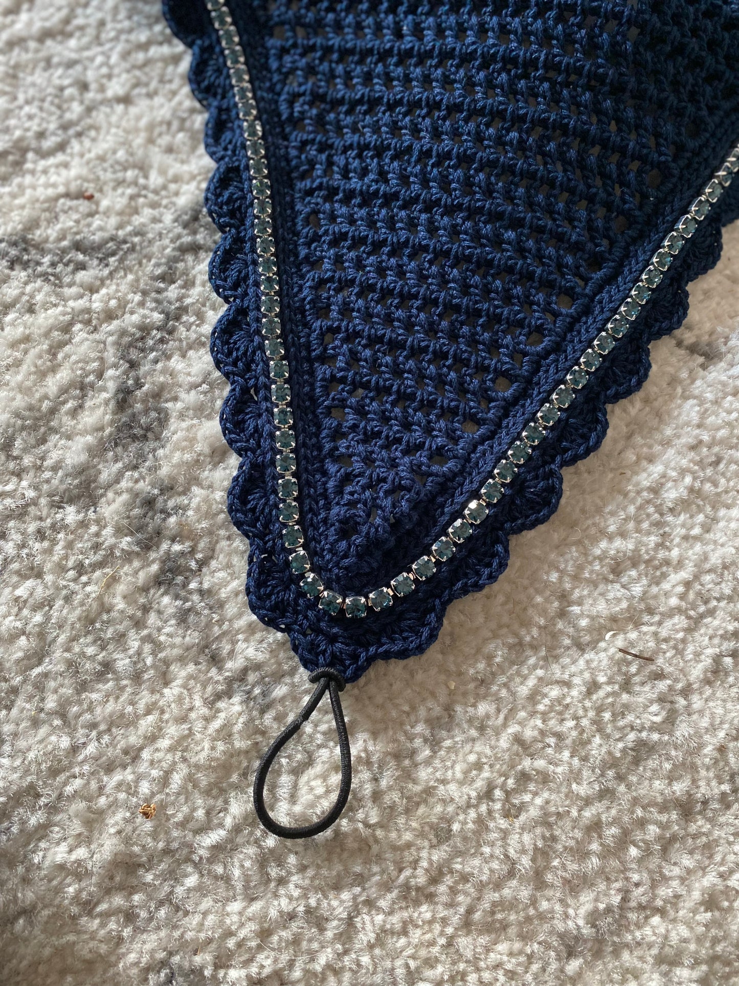 Tie-down with navy crystals
